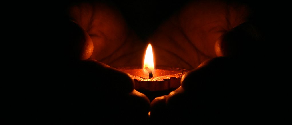 Teelichtkerze Auf Menschlichen Handflächen / von Dhivakaran S über Pexels“